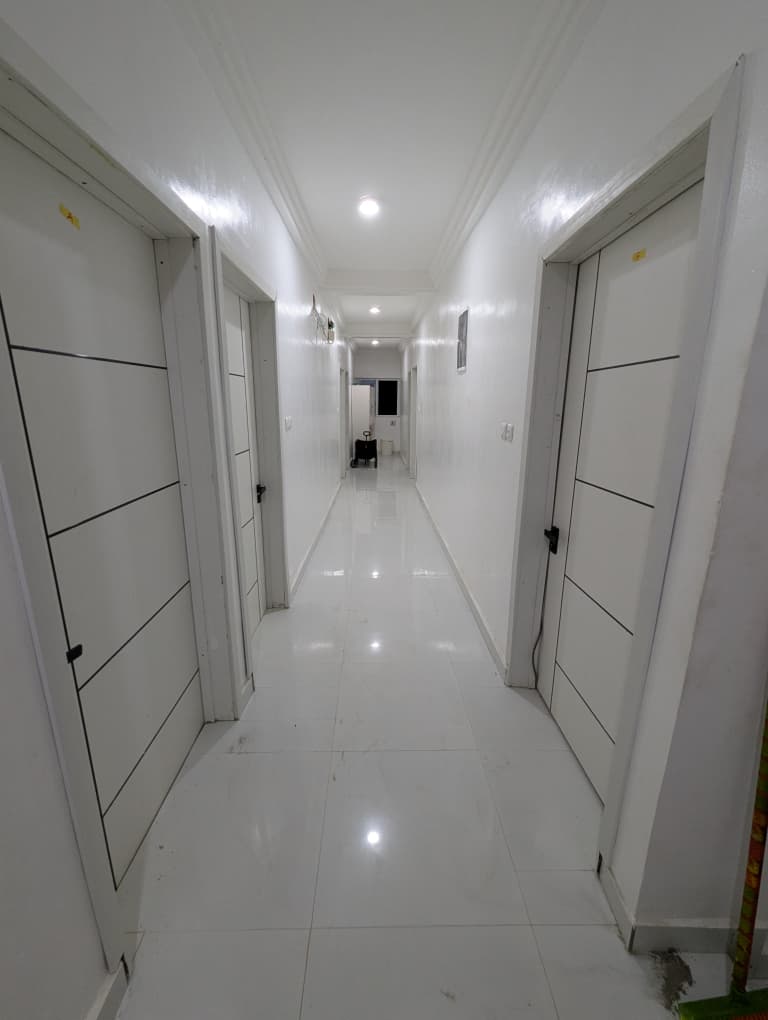 Premier Twin room with two beds and wooden nightstand