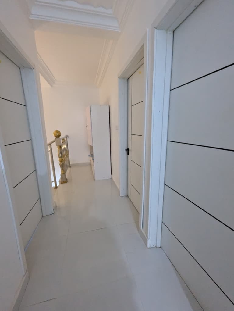 Twin room with modern decor